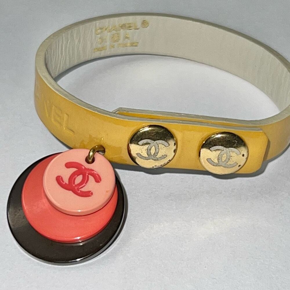 AUTH VTG Coco CHANEL Yellow Leather & Logo Charm Snap Button Bracelet Wrap Cuff - Picture 11 of 16